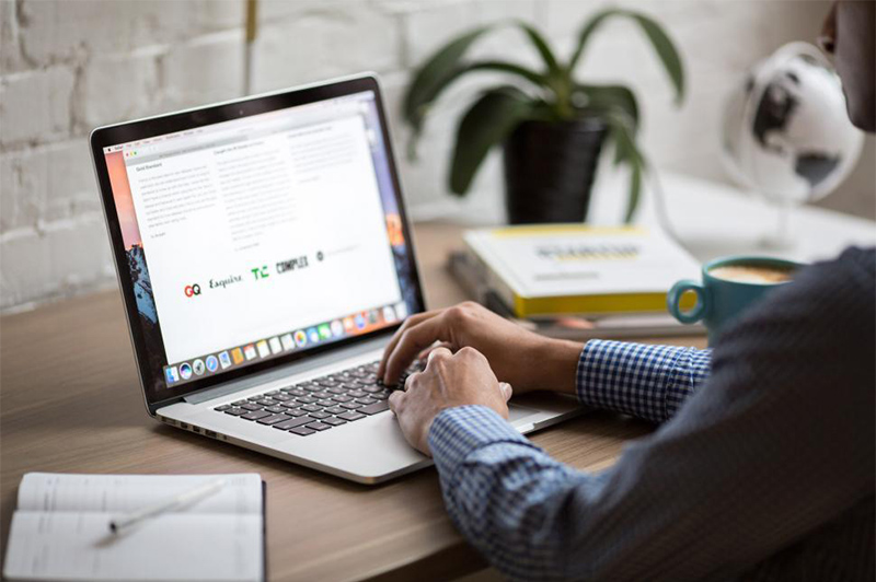 Người d&ugrave;ng sử dụng MacBook